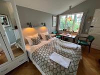 Double Room with Private Bathroom and access to Shared Kitchen