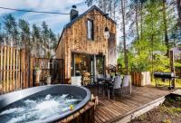 Domek lubiana180 WABI SABI w lesie jacuzzi sauna kominek - drewno w cenie pobytu - nad jeziorem Kaszuby pieski tylko do 10kg za dodatkową opłatą - B&B Lubiana