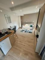 Hyper centre! Magnifique studio neuf à proximité directe de la gare et place morny - Bed and Breakfast Deauville