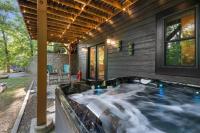 Lux Mtn Cabin Hot Tub, Fire Pit, Game Room 3bd - Bed and Breakfast