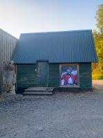 Drumcoltran Cabin by SkyBears Holidays - Puppy Lounge, Arcades, Games room - B&B Newton by Toft