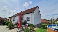 Complete living with a garden - B&B Mochtín