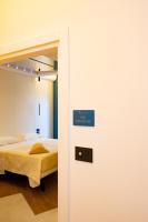 Zimmer mit Queensize-Bett und Whirlpool-Badewanne