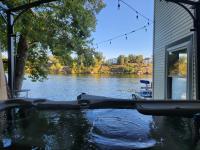 Lake Haven Estate with Hot Tub, Game Room and Pontoon Boat, 4BR, 4 Bathoom, 2 Kitchens - Chambres d'hôtes Hot Springs