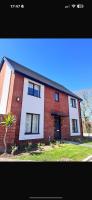 3 Bedroom Brand New Whiteley Home with Hot Tub - Chambres d'hôtes Botley