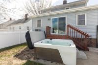Cozy Getaway with Hot Tub, Patio & Fenced Yard home - Chambres d'hôtes Garfield Heights
