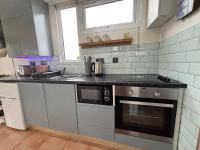 226, Two bed newly refurbished detached chalet on Sund0wner Holiday Park - Sleeps 4, pet friendly - bed linen, towels plus electricity all included - B&B Hemsby