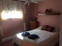 Habitación con cama grande