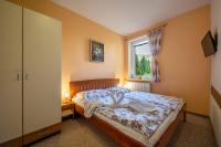 Chambre Lit King-Size avec Douche Accessible en Fauteuil Roulant - Adaptée aux Personnes à Mobilité Réduite