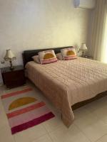 Spacious Appartment in the heart of Tangier with 2 living rooms, 2 bedrooms KING SIZE beds, 2 baths, 2 patios - B&B Tangeri