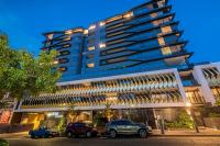 Luxe Newstead Pad with 65-inch TV, Balcony, Pool and Gym - Chambres d'hôtes Brisbane