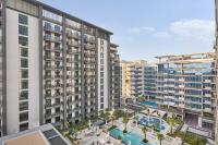 Designer Apartments in Kensington Waters, MBR City, with Pool Gym Sauna & Parking near Downtown and Creek - Chambres d'hôtes Dubaï