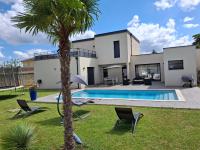 location villa moderne piscine - Chambres d’hôtes