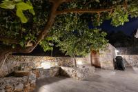 Chrisi Holiday Home - 500 sqm Private Gardens & Nature View - 300m by the sea - Chambres d'hôtes Almirida