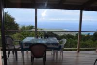 Habitación con cama extragrande y vistas al mar