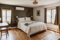 Habitación Superior con cama grande y sofá