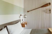 Habitación con cama grande y vistas al jardín