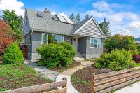 Stunning Heritage Home, Sleep 8, Hot Tub, Private Yard, Firepit - B&B Vernon