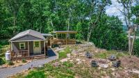 The Bear Necessities Cabin with Hot Tub on the Brow - B&B Fort Payne