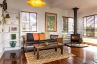 Moffat Beach Retreat, Pet-friendly & Ocean Views - B&B Caloundra