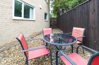 Charming 2 bedroom Parking Wi-Fi Garden Sleeps 4 - Lolite Apartment - B&B