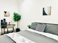 Modern Cozy Stay Desk Fridge Microwave - Ferienwohnung