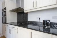 Long stay sleeps 12 and 5 bed house in Medway - Chambres d'hôtes Gillingham