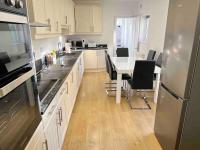 Long stay sleeps 12 and 5 bed house in Medway - Chambres d'hôtes Gillingham