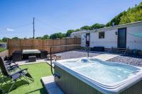 Hopkins Retreat - 3 Bedroom Caravan - Hot Tub - B&B Swansea