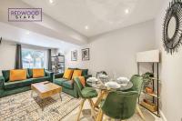 Huge 5 Bed 3 Bath House For Contractors & Families, 2X Free Parking, Free WiFi & Netflix By Redwood Stays - Chambres d'hôtes Farnborough