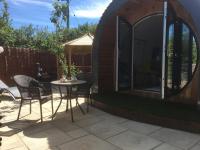 The Orchard Glamping pod - Bed and Breakfast Jordanston