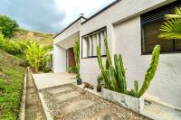 Modern Villa Surrounded by Nature and Gardens with Pool and Stunning Mountain and River Views - Chambres d’hôtes La Tebaida