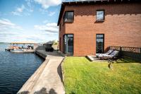 Seaside House - Ferienhaus mit privatem Bootsanleger, Terrasse und Wellness-Komfort direkt am Wasser - Chambres d'hôtes Malchow