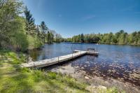 Lakefront Family Cabin with Views in Medford - B&B