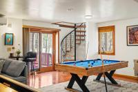 Pirate-Themed Lakefront Home w Kayaks Game Room Views Hidden Treasure Hunt - Bed and Breakfast East Stroudsburg