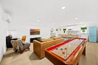 The Gatsby Carriage House Luxe Stay w Game Room - Ferienwohnung Louisville