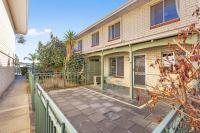 Trendy townhouse on lakes edge with lush parks - Bed and Breakfast Perth