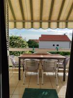 Walk to beach 2BR center, Zrce bus, parking - B&B Novalja