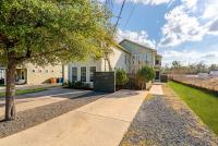 Upstay East Austin Retreat w Yard - 5min to Downtown - B&B Austin