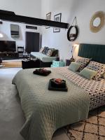 Zimmer mit Queensize-Bett und Gartenblick