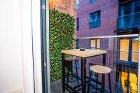 Manchester City Centre Apt with Balcony & Free Parking - Including FREE 1-Hour Early Check-In or Late Check-out for bookings until JULY, JustEat Voucher For 2-Night Stays Minimum! - B&B