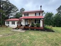 Charming Renovated Home Near Fayetteville, Rustic Retreat for Families - B&B Raeford