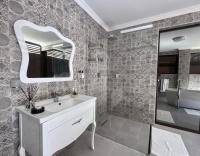 Suite met Kingsize Bed en Uitzicht op Zwembad