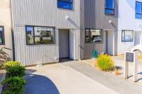 Modern 3BR Retreat, Deck and Views - Bed and Breakfast Wellington