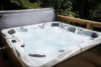 Flo Ride Chalet Hot tub Woodland viewsOn the Back 40 trail - B&B