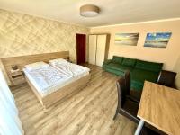 Habitación con cama extragrande y balcón