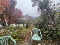Retro cosy unit with lake views and patio walk to town - Chambres d’hôtes Queenstown
