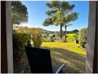 Appartement de charme sur le domaine de Pont Royal à Mallemort, en rez-de-jardin avec terrasse & piscine et vue sur le Golf - Chambres d'hôtes Mallemort