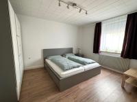 Ferienwohnung mit vollausgestatteter Küche - SmartTV I Free Netflix I 24h Check in - Chambres d'hôtes Bielefeld