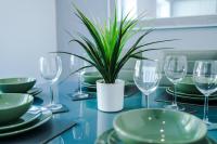Stylish Four Bedroom House in St Helens by Eason Stays, Ideal for Weekend Getaways & Business Travellers - with Free parking! - B&B